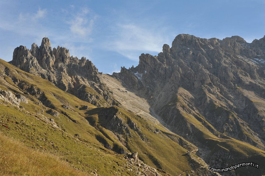 157 Alle nostre spalle veduta dei Denti di Terrarossa.JPG